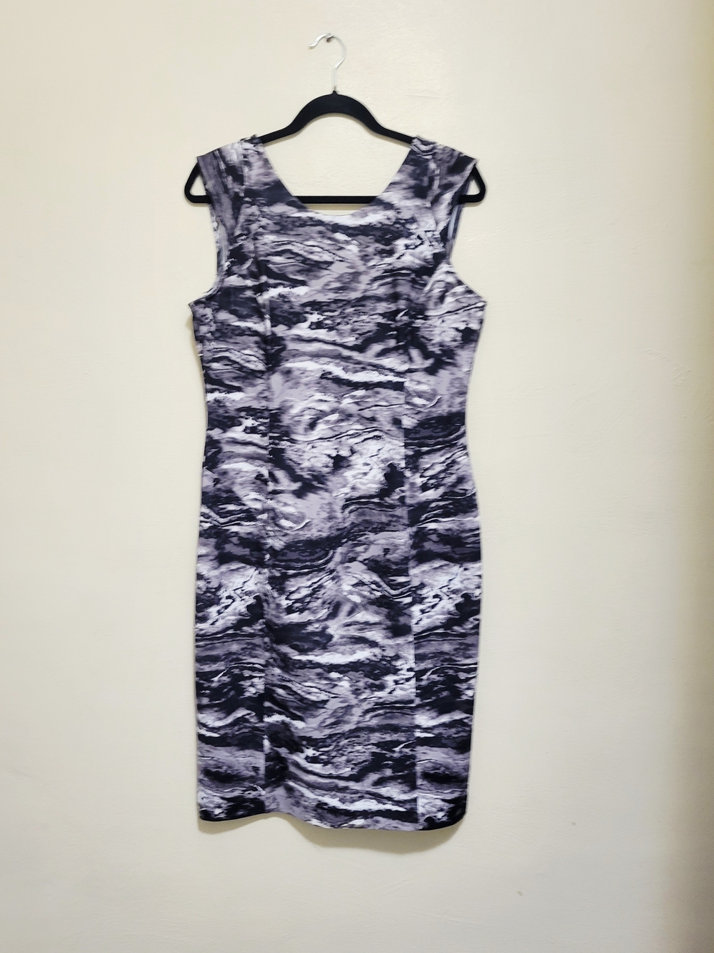 Jennifer Lopez Black & White Marble-Print Sleeveless Midi Dress